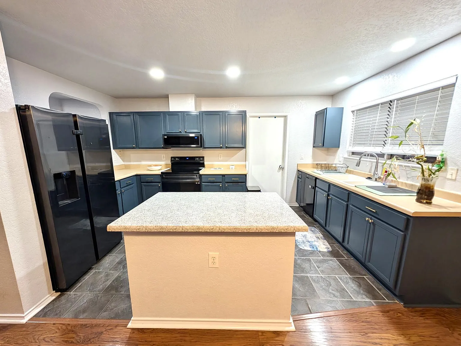 4 bed, 2.0 bath, 1733 sqft, $1,100 — Photo 3