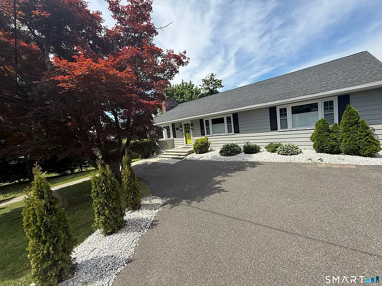 16 Candlewood Acres Rd — Photo 4