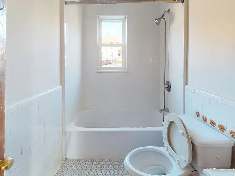 897 Canterbury St — Photo 10