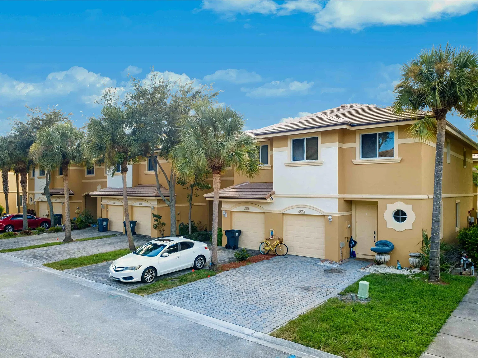 3 bed, 2.5 bath, 1881 sqft, $2,400 — Photo 2