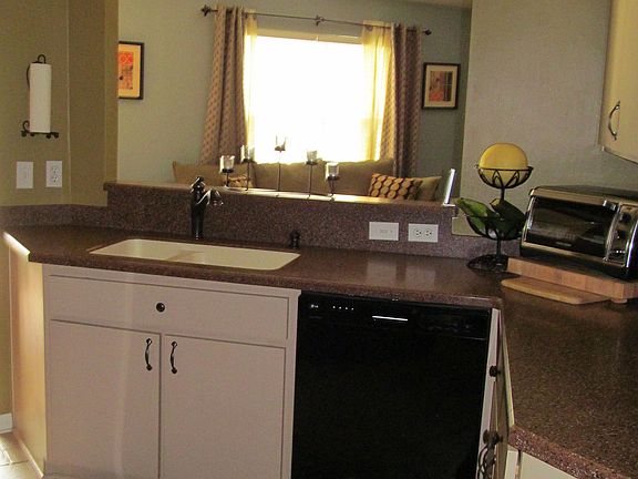 Kitchen w/ pass thru windo