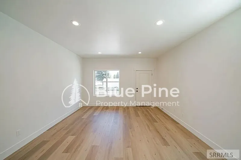 3 bed, 2.0 bath, 1796 sqft, $1,795 — Photo 3