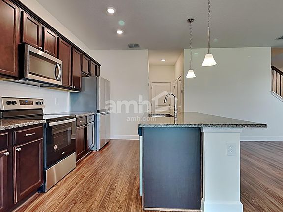 3rd image of 923 Walden Pond Dr