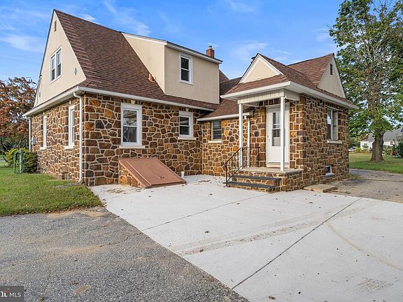 5th image of 1547 E Wheat Rd