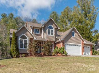 2 Ridgemont Dr, Weaverville, NC 28787