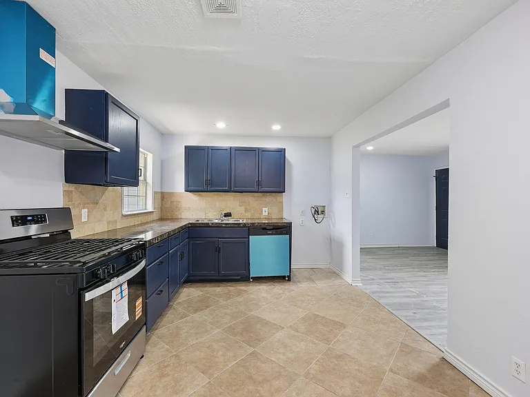 821 Travis St — Photo 11