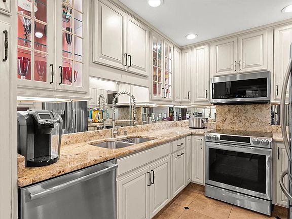 4th image of 355 S Broadway #40508
