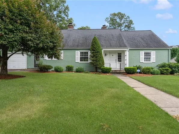 61 Applegate Rd, Cranston, RI 02920