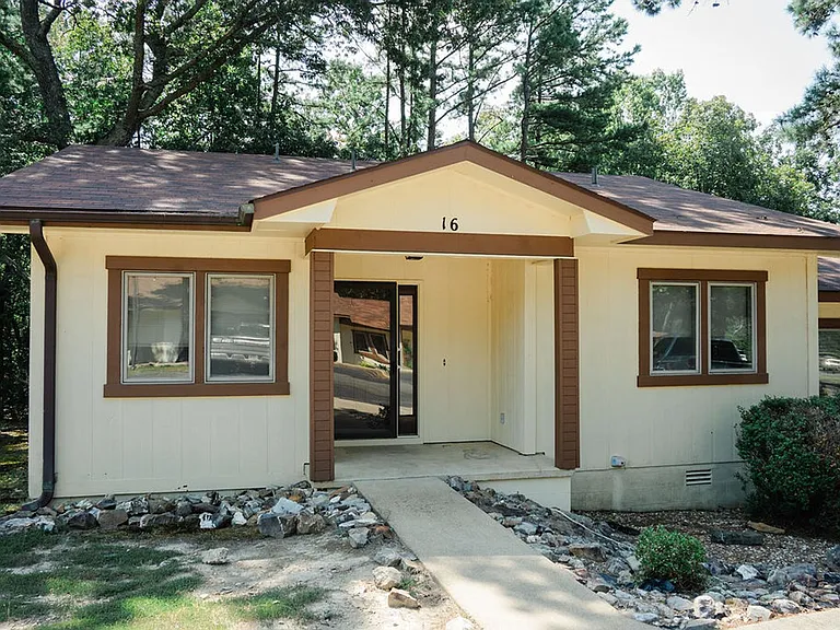 16 Lindsay Ln — Photo 2
