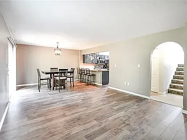 1210 Canterbury Dr — Photo 9