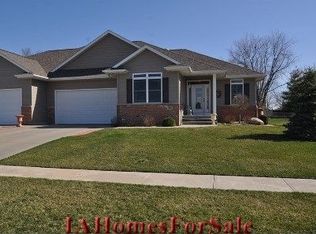 385 Shannon Dr, Robins, IA 52328