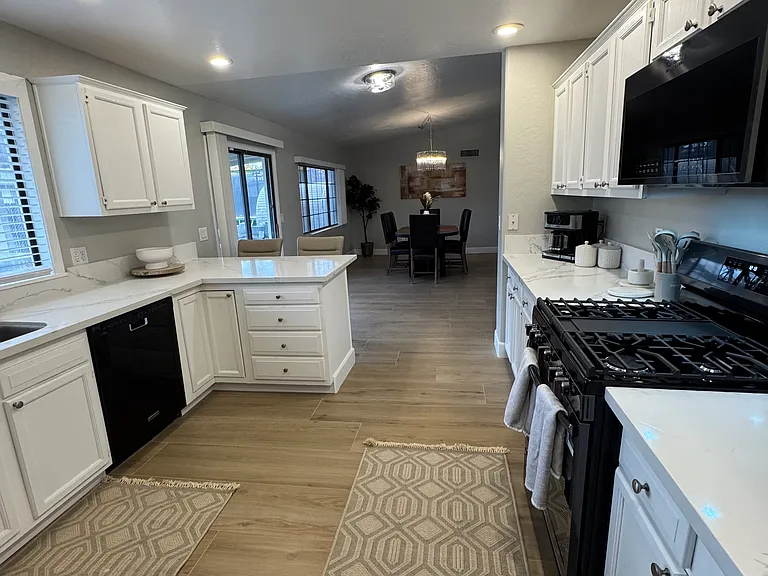 3732 N Taylor Dr — Photo 65