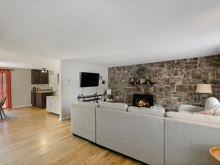 114 Fieldstone Dr — Photo 2