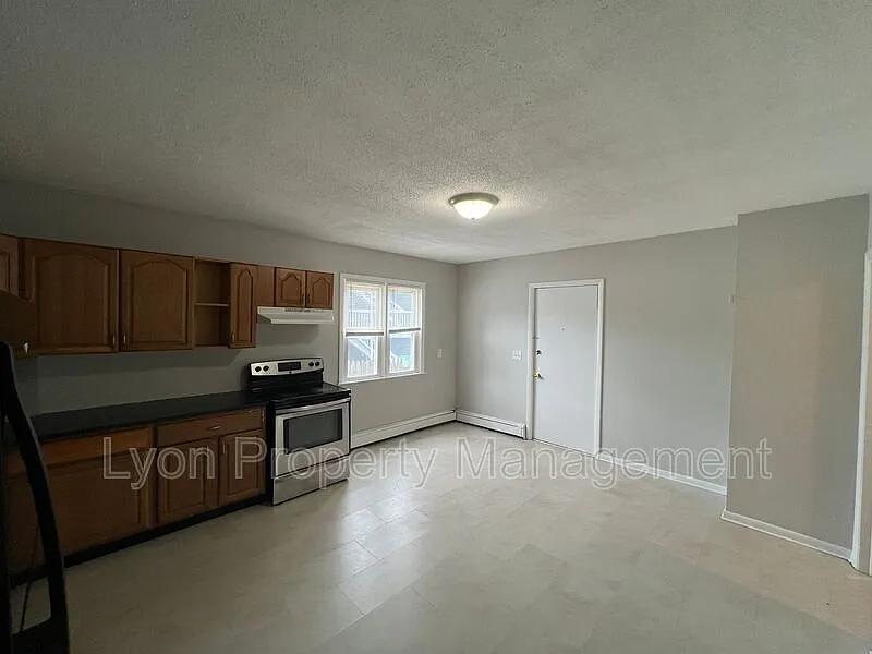 3 bed, 1.0 bath, $1,900 — Photo 2