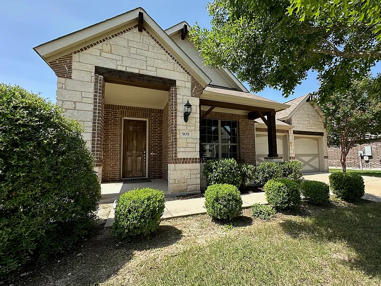 909 Hartman Dr — Photo 2