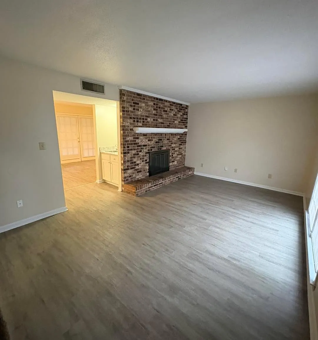 2 bed, 1.5 bath, 1050 sqft, $875 — Photo 2