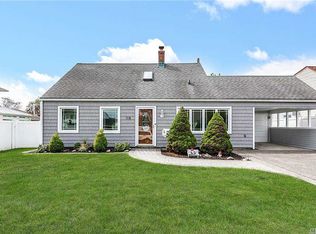 118 Cord Ln, Levittown, NY 11756