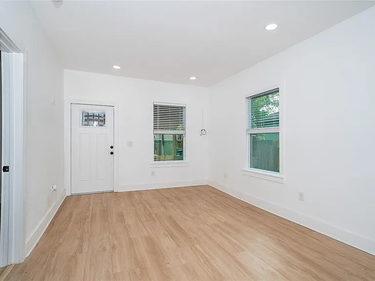 6704 N Taliaferro Ave — Photo 12