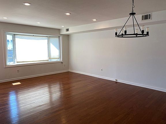 3rd image of 632 U St