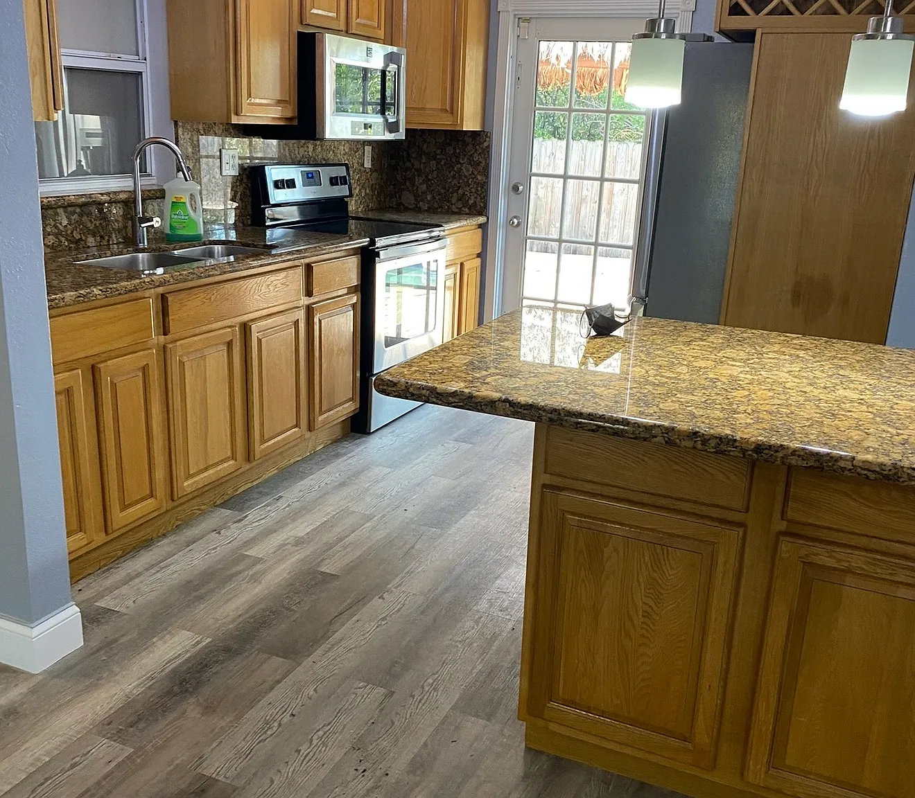 3 bed, 1600 sqft, $3,000 — Photo 2