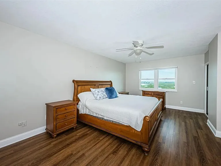 5400 Park St N #Penthouse 10 — Photo 12