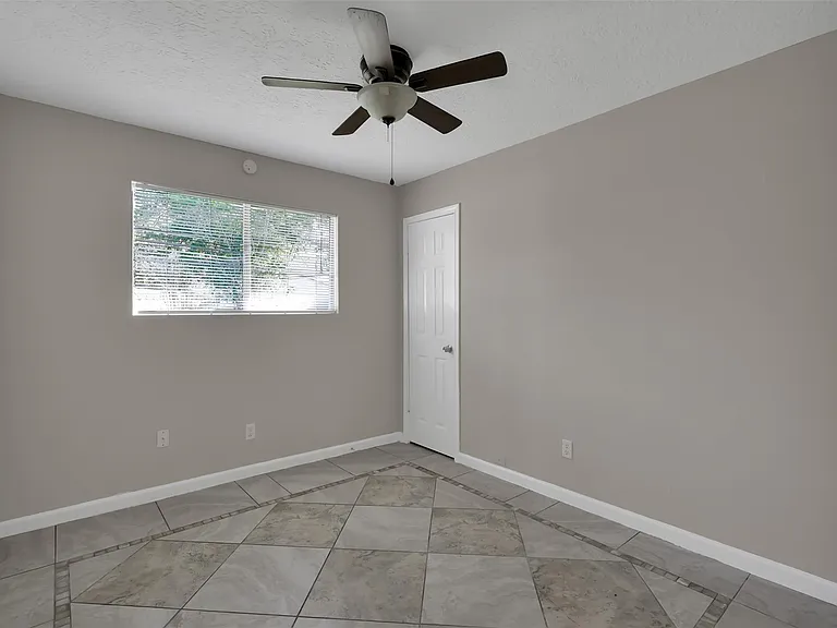 1018 Surrey Ct — Photo 22