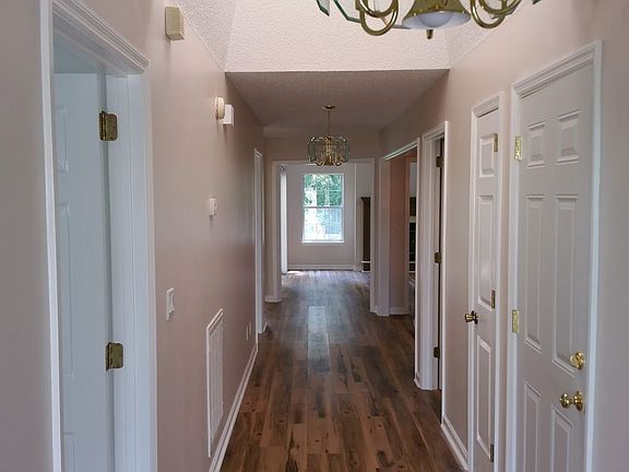 Entrance hall, 4.5' wide