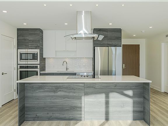 5th image of 1628 Store St #904