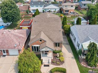 22501 Maple St, Saint Clair Shores, MI