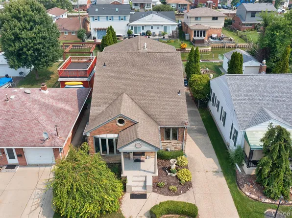 22501 Maple St, Saint Clair Shores, MI 48081