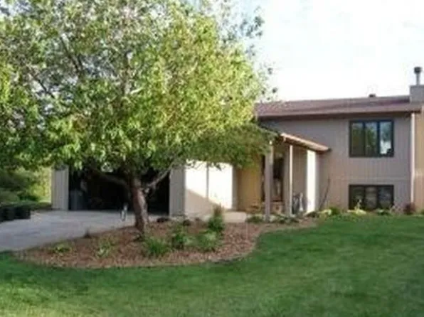 2712 Village Green Dr, Moorhead, MN 56560