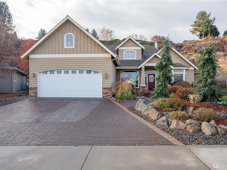 Beautiful style craftsman w/ bonus room over garage