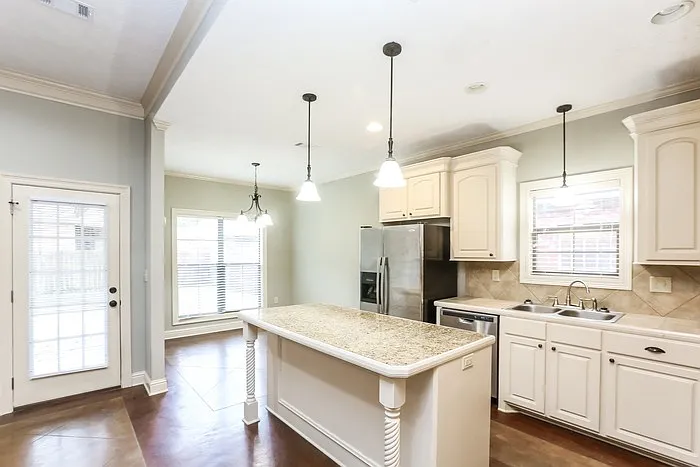 717 Hartwood Cv — Photo 4