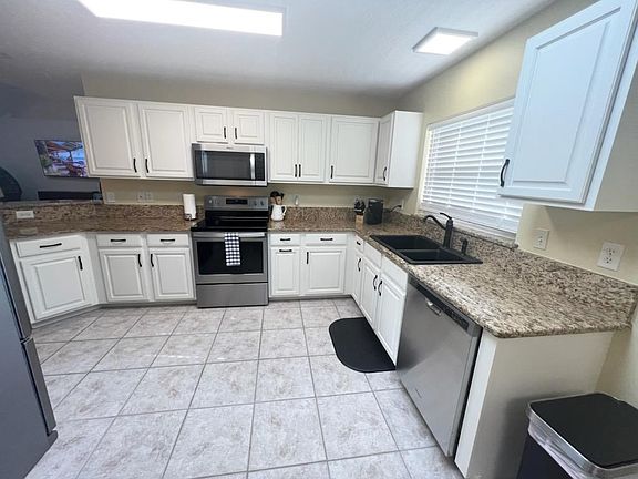 Large Fully Furnished Kitchen