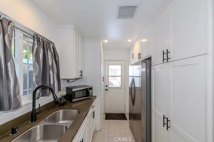2219 W Coronet Ave — Photo 7
