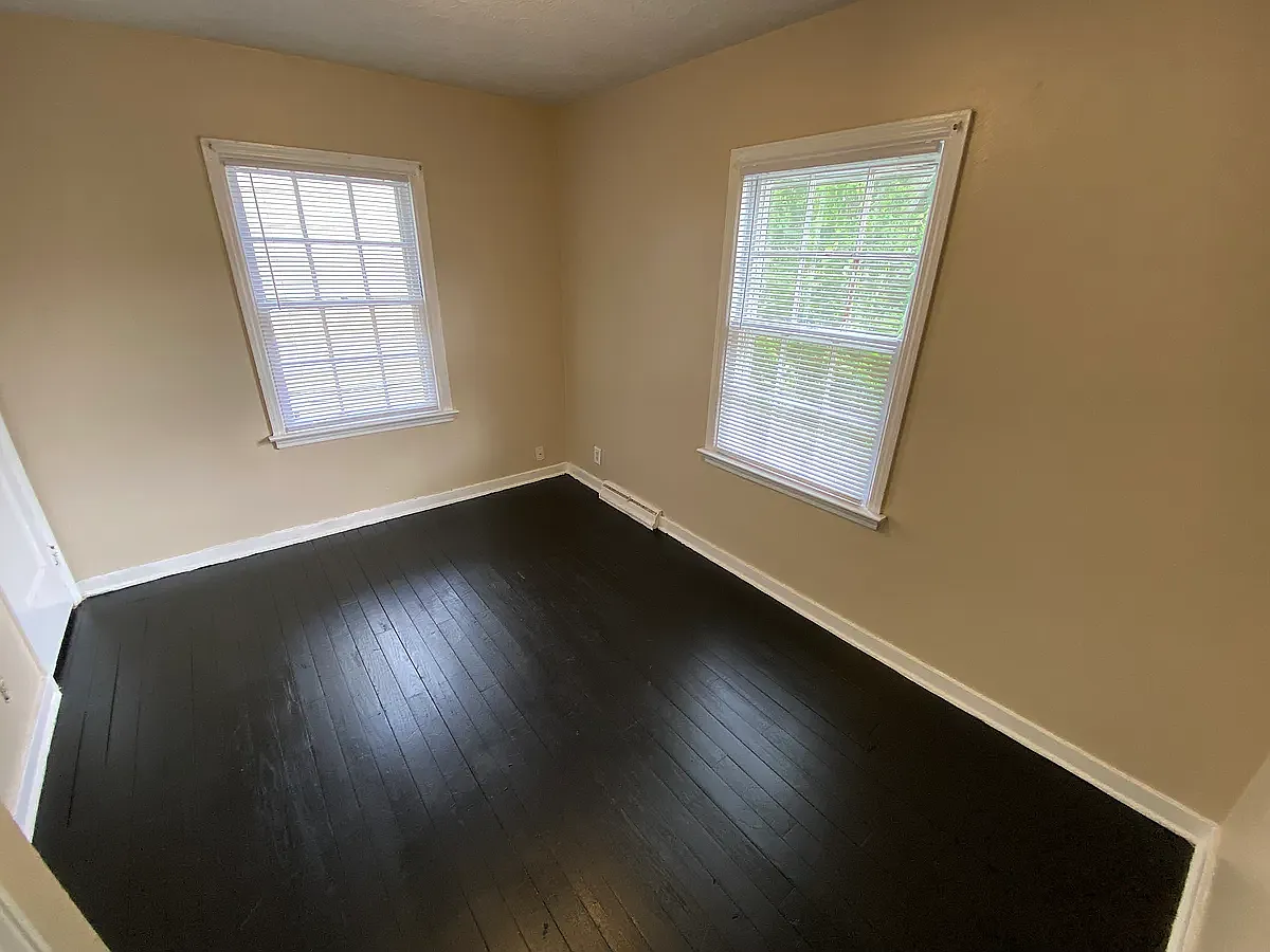3 bed, 720 sqft, $1,000 — Photo 3
