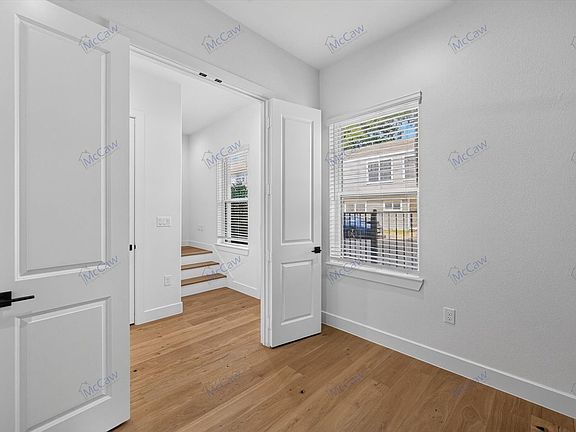5th image of 131 Thornton St