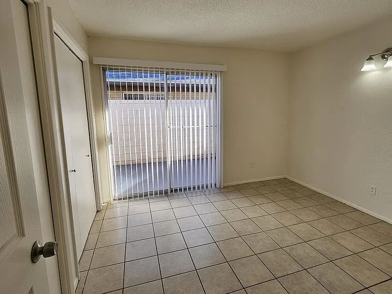 521 Palomas Dr SE #A — Photo 8