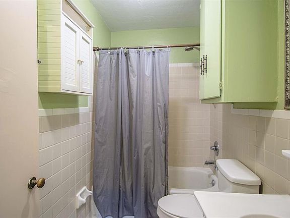 2nd image of 407 E 22nd St