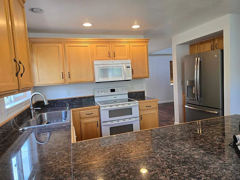 521 Kim Dr — Photo 3