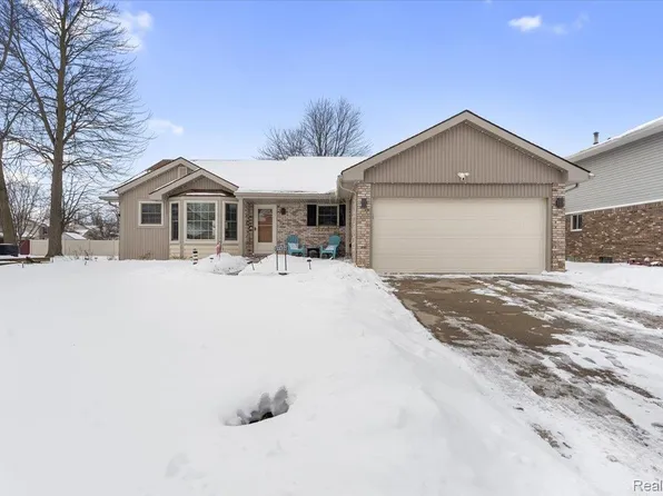 21526 E Chipmunk Trl, Woodhaven, MI 48183