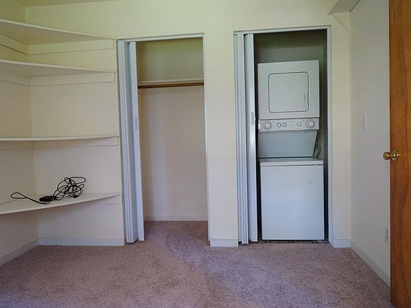 Bedroom with washer/dryer