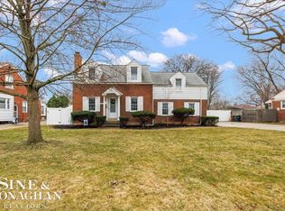 2207 Hawthorne Rd, Grosse Pointe Woods, MI 48236