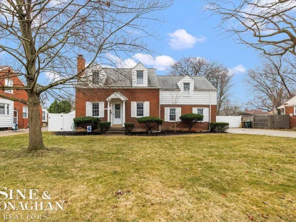 2207 Hawthorne Rd, Grosse Pointe Woods, MI 48236