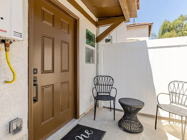Bright furnished studio with queen bed and private entrance