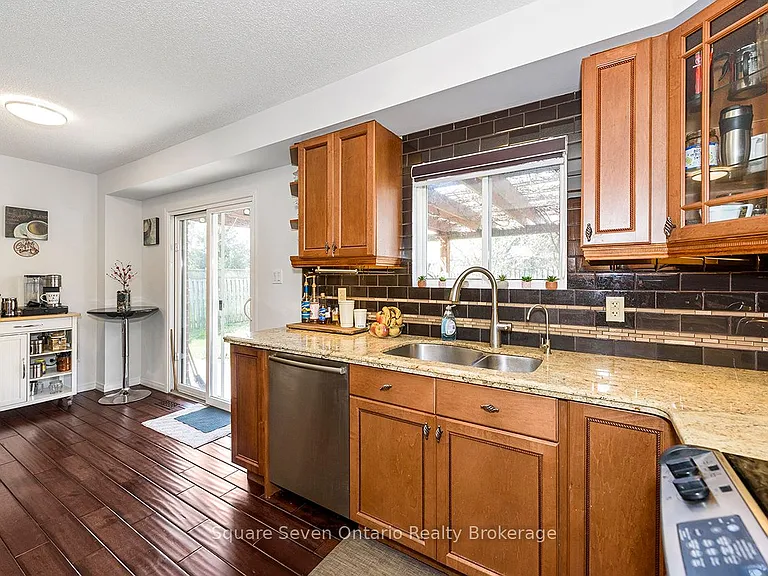 635 Commonwealth Cres — Photo 13
