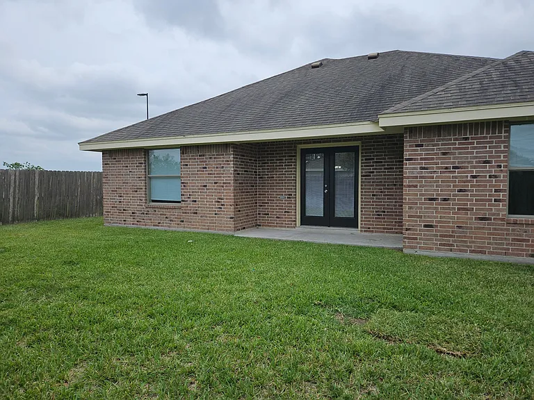 2108 Treasure Oaks Dr — Photo 11