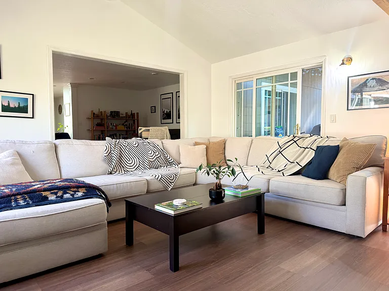 SW Oak Ct — Photo 1