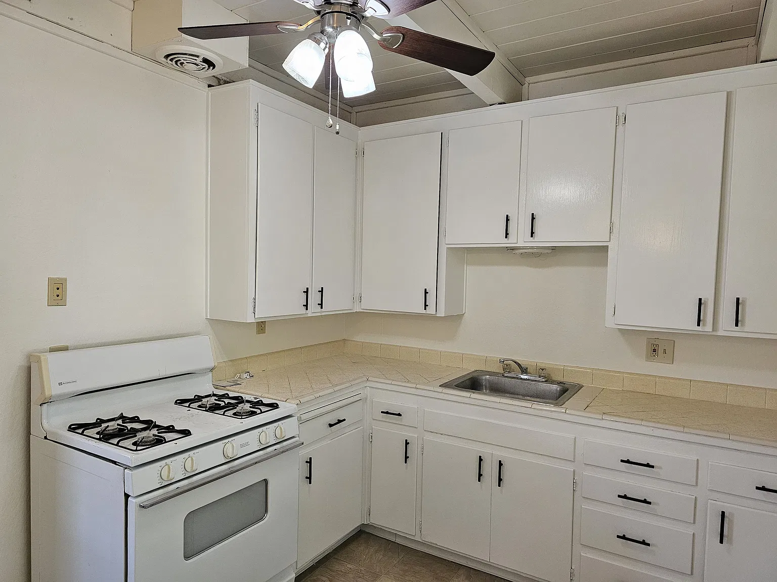 3 bed, 1095 sqft, $825 — Photo 4