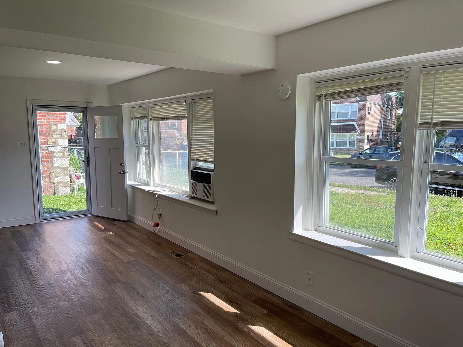 523 Lawler St — Photo 3